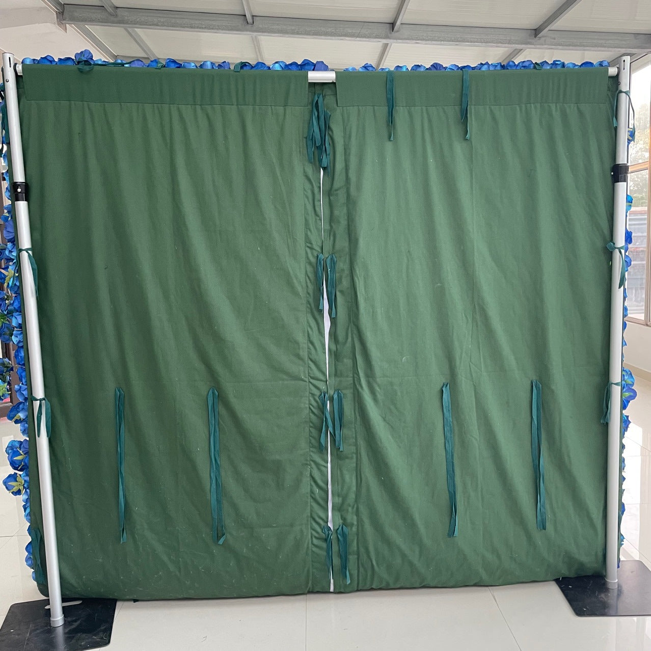 Cloth Rolling Up Artificial Flower Wall Sapphire Blue Rose Floral Arrangement Event Party Backdrop Decor