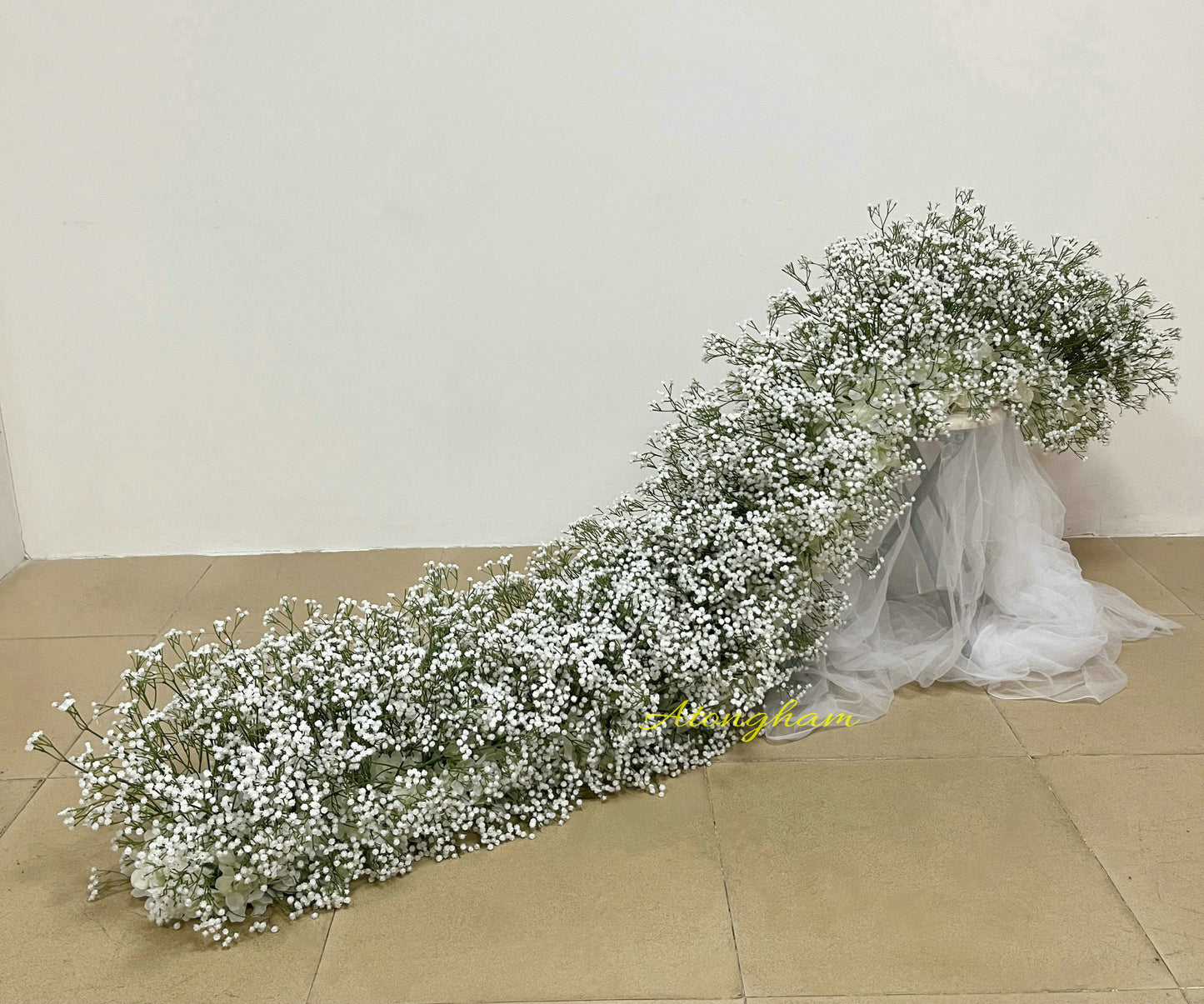 classic gypsophila floral garland for receptions